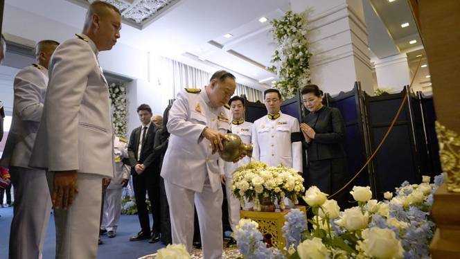 This handout photo taken and released by King Power on November 3, 2018 shows Thai Deputy Prime Minister and Defence Minister General Prawit Wongsuwan (C) pours water while Aiyawatt Srivaddhanaprabha (2nd-R) and Aimon Srivaddhanaprabha (R) son and widow of Leicester City's Thai owner and duty-free mogul, the late Vichai Srivaddhanaprabha during funeral ceremony at the the Wat Thepsirin Buddhist temple in Bangkok on November 3, 2018.