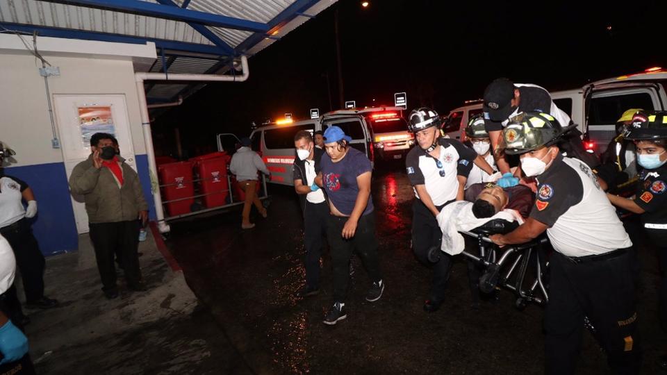 Fighting broke out between fans of the Union Magdalena and Junior de Barranquilla teams in the 73rd minute of an on-field clash at the Sierra Nevada stadium in Santa Marta.