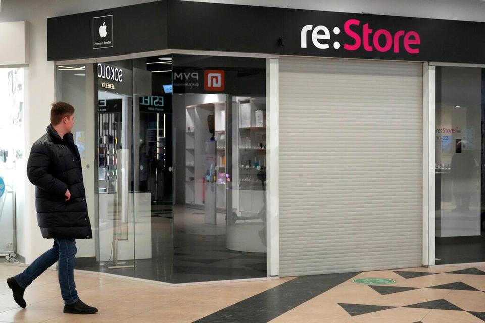 As dozens of foreign companies pulled their business out of Russia, Apple products are still available in the country, thanks to gray markets.