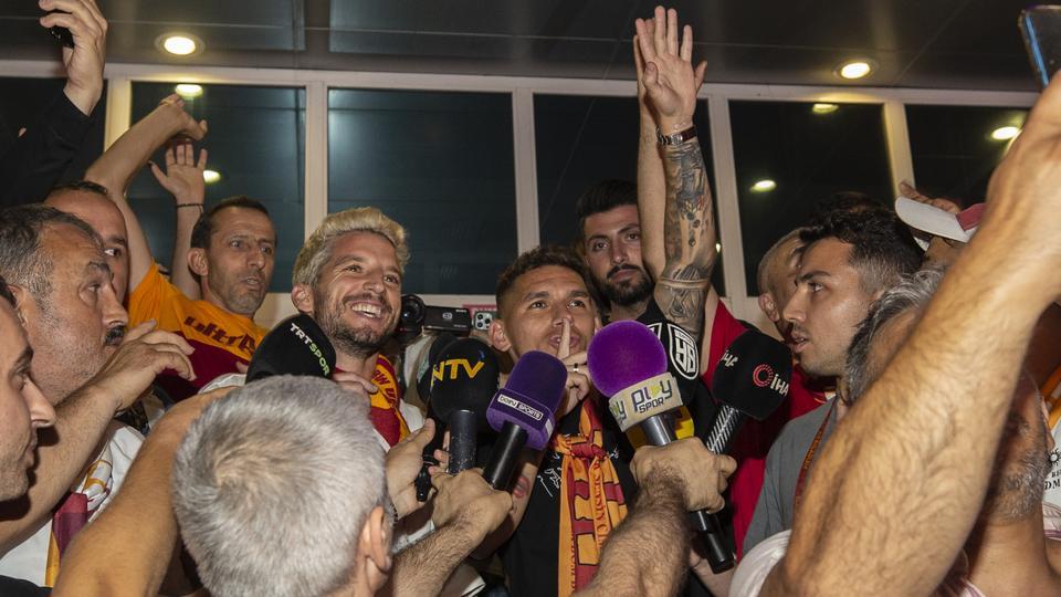 Dries Mertens and Lucas Torreira landed in Türkiye on the weekend and were welcomed like superstars by the Galatasaray fans.