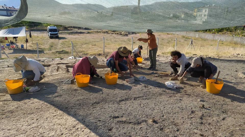 Experts say the dig also yielded specimens of oval arrowheads.