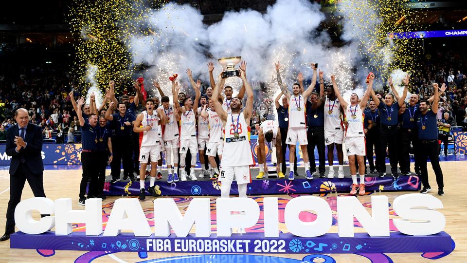 Spain's Rudy Fernandez lifts the trophy with teammates after winning the final in Sept 18, 2022.