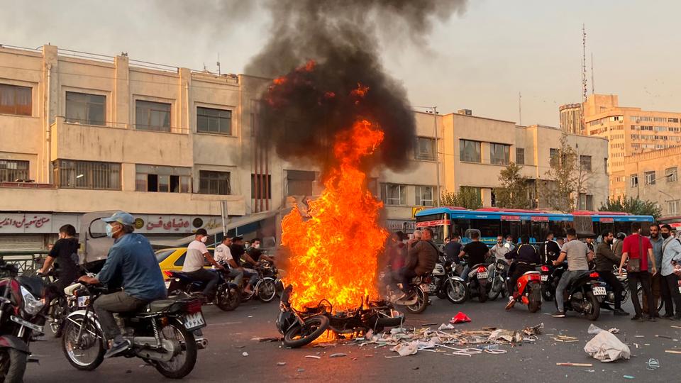 Faced with massive protests, Iran has blocked access to social media, including Instagram and WhatsApp, and launched a campaign of mass arrests.
