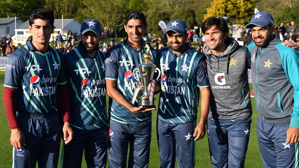 The final see-sawed through both innings: New Zealand was on target for a more substantial score before faltering against Pakistan’s late bowling and finishing with 163-7.