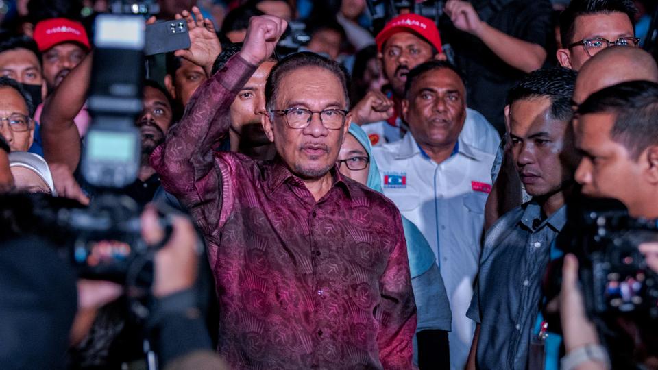 Malaysian opposition leader Anwar Ibrahim (C) sought backing from the graft-tainted incumbent coalition and his longtime rival to form a government, in a bid to gain an edge over opponent Muhyiddin Yassin.
