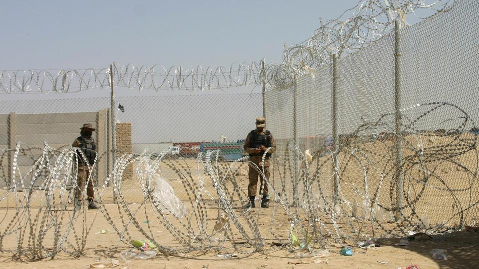 [File Photo] Pakistan army soldiers stand guard during a closure of the crossing point at the Pakistan-Afghanistan border town of Chaman.
