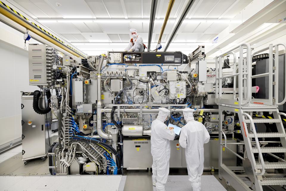 The US has blocked shipment of ASML's EUVL machines to China.