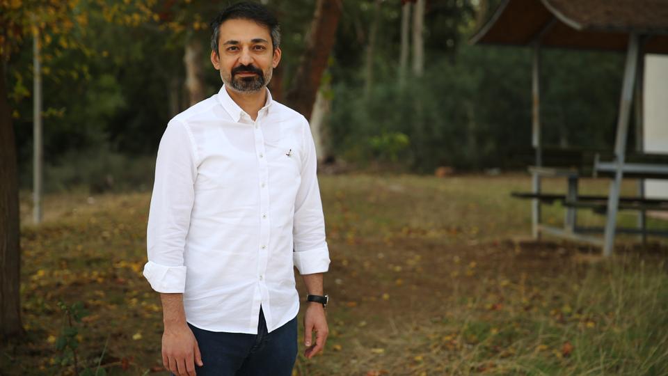 Mehmet Selli, who had started to take an interest in the art of voice acting at a young age, resigned from his post in the country's civil service and now works full-time performing Turkish voiceovers in 60 countries.