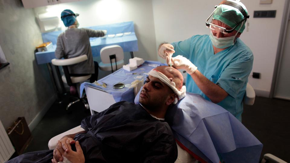 On average, hair transplant patients spend about $2,000 dollars for a procedure in Türkiye.