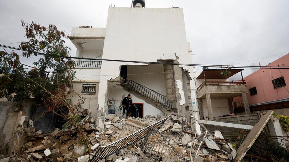 The Israeli army reportedly fired anti-tank guided missiles towards a building where suspected gunmen were hiding inside.