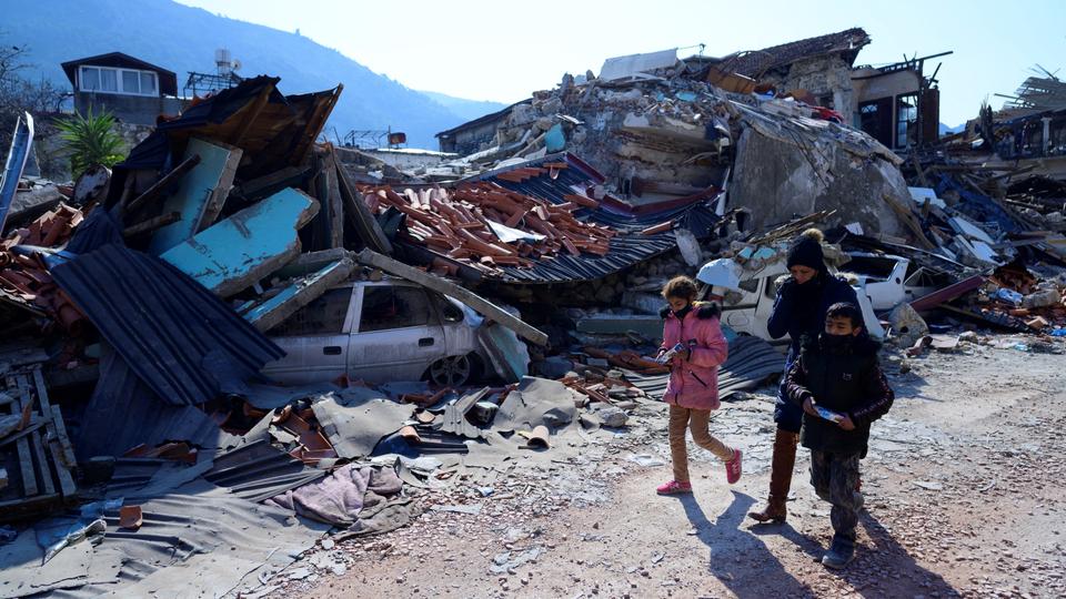 In Türkiye, the death toll has reached 31,643, while the number of deaths in Syria reached 4,581, according to the latest figures at midday on Monday.