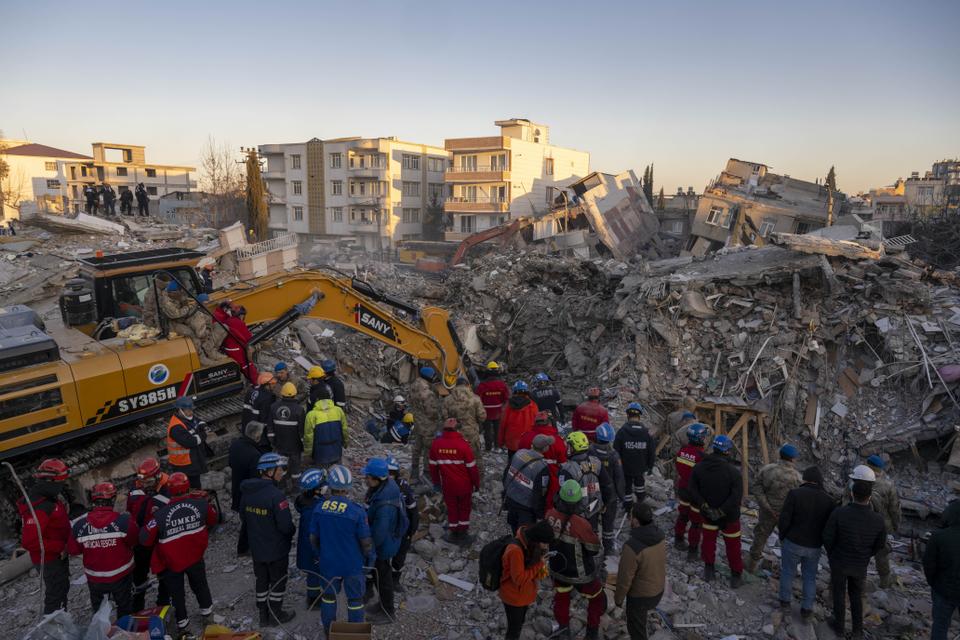 In Türkiye, the death toll stands at 35,418, while the number of deaths in Syria reached 5,814.