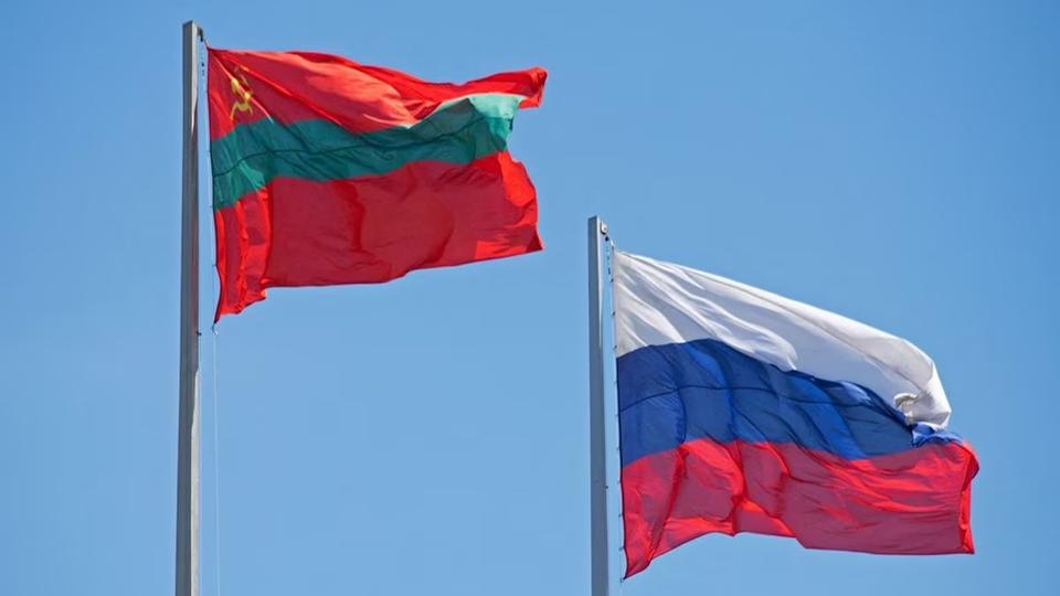 Flags of Moldova's breakaway region of Transnistria and Russia flutter in central Tiraspol, in Moldova's unrecognised breakaway region of Transnistria May 5, 2022.