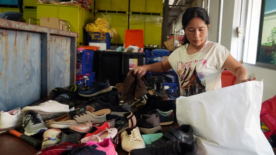 In 2015, Indonesia banned the import of second-hand clothing and footwear over concerns about hygiene, as well as to protect the local textile industry.