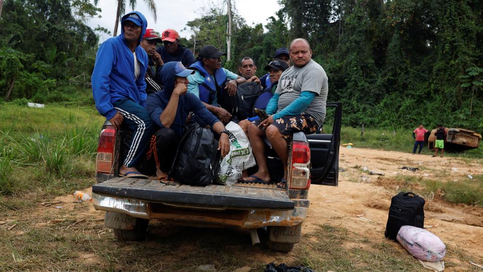 People who were working in illegal mining arrive at Porto do Arame after leaving the Yanomami Indigenous land.