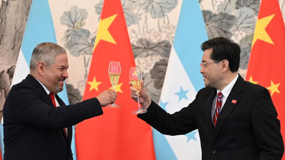 Honduras FM Reina (L) and Chinese FM Gang raise a toast following establishment of diplomatic ties between the two countries at a ceremony in Beijing.
