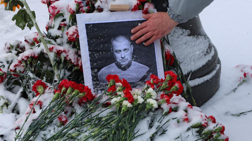 Investigators believe that the bomb that killed Tatarsky was hidden in a bust that was given to him by the suspect on Monday night.