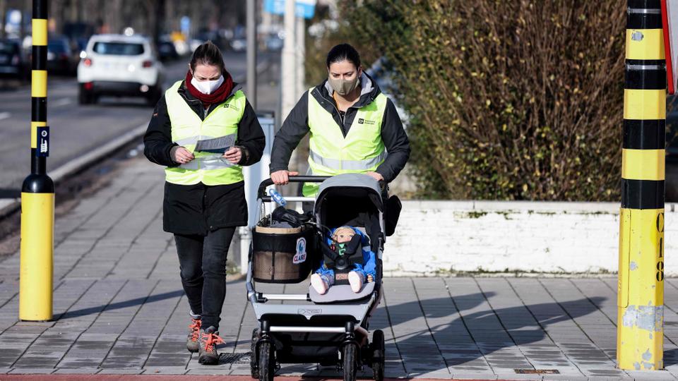 A fake baby to measure pollution in Antwerp, Belgium, second most air polluted city of Europe.