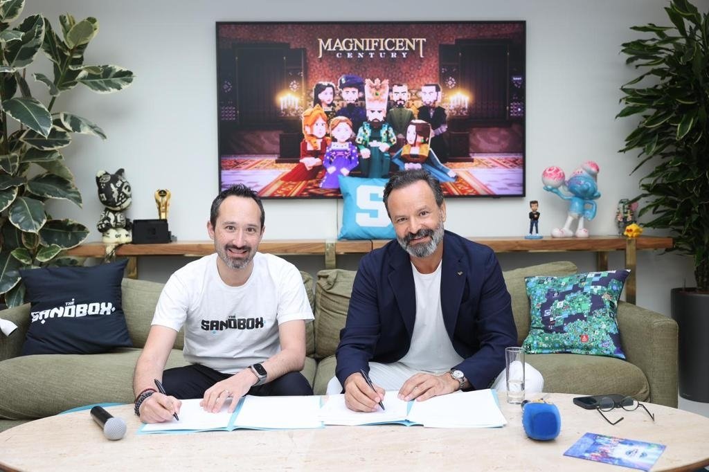 282319 Timur Savcı (R), the producer of