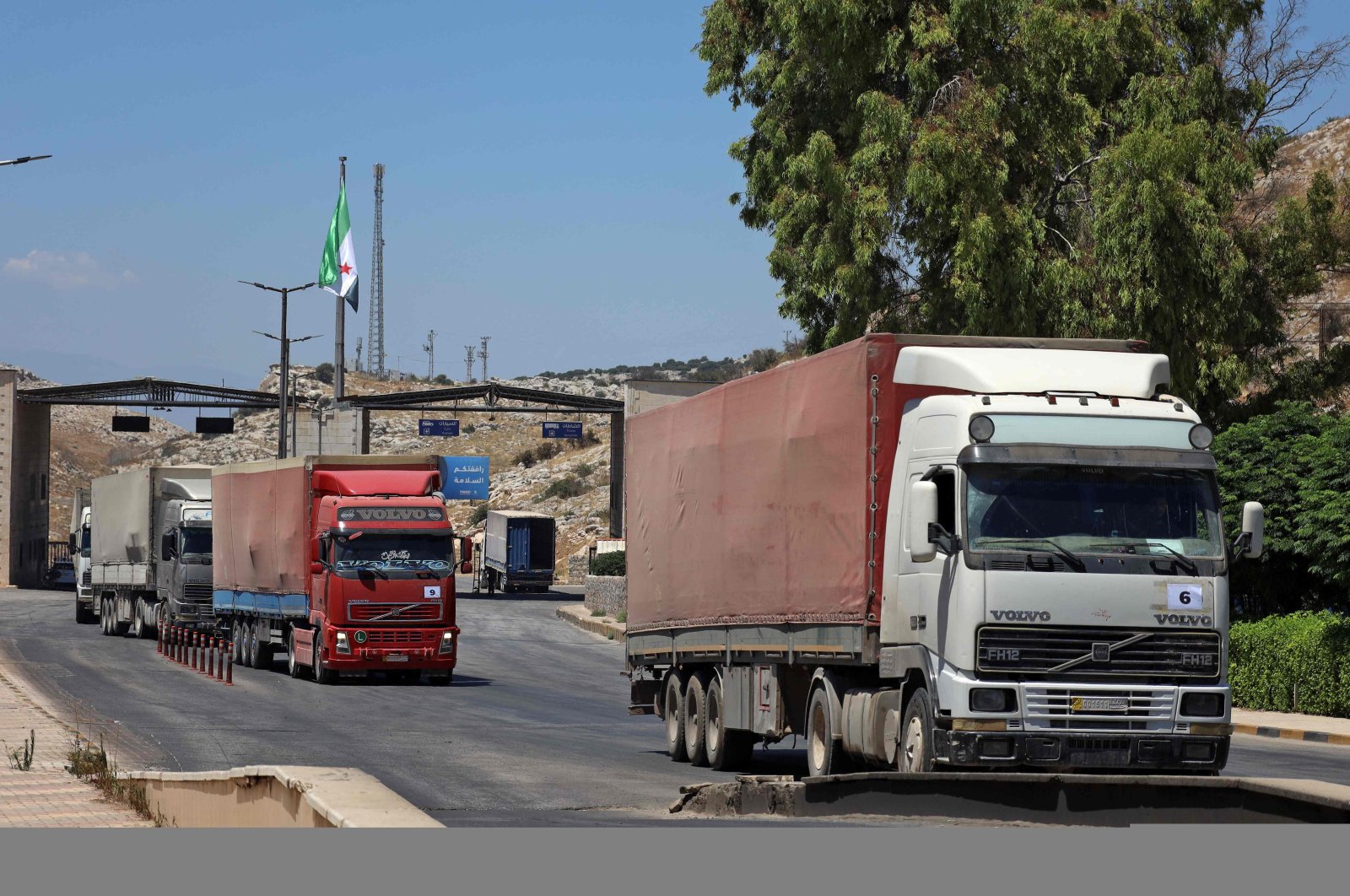 The entry of the first United Nations aid convoy through the Bab al-Hawa border crossing with Türkiye, July 28, 2022. (AFP File Photo)