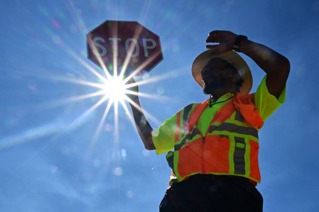 A traffic warden at work under scorching heat in Las Vegas, Nevada, July 12, 2023. (AFP Photo)