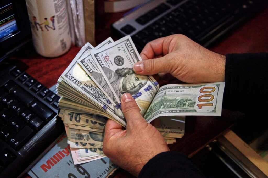 A money changer counts U.S. dollar banknotes at a currency exchange office in Ankara, Türkiye, Nov. 11, 2021. (Reuters Photo)