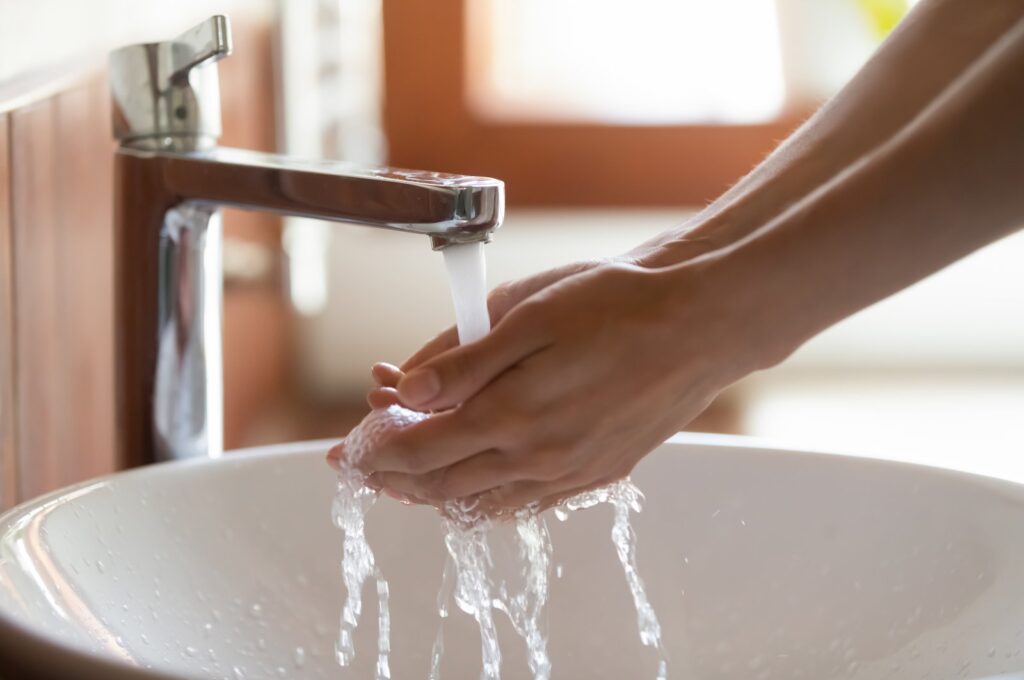 A woman washes hands under a running tap, July 17, 2023. (Shutterstock Photo)