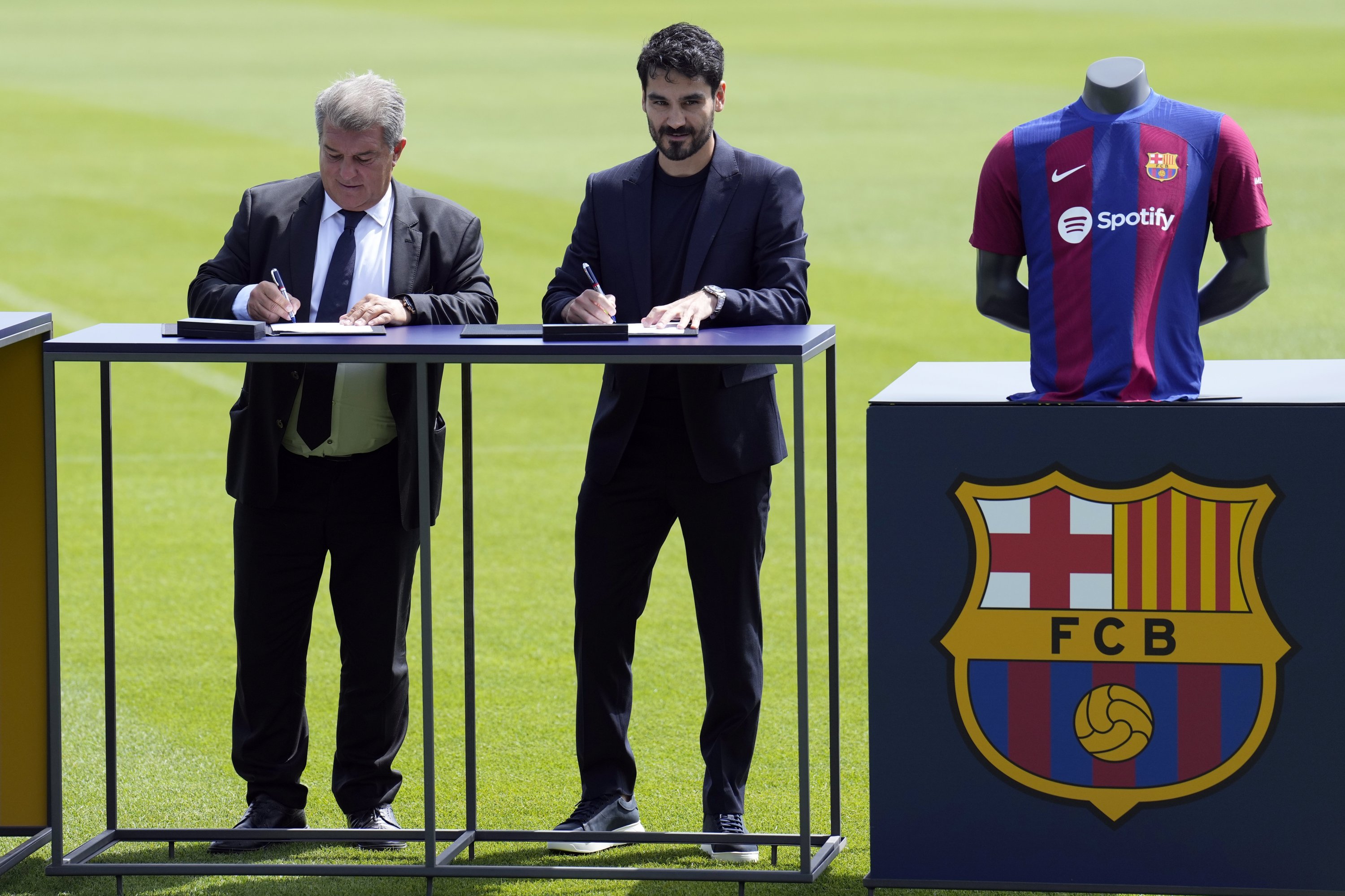 282903 German player Ilkay Gündoğan (R) and FC Barcelona's Chairman, Joan Laporta, sign the player's contract during his presentation as new club's player, Barcelona, Spain, July 17, 2023. (EPA Photo)