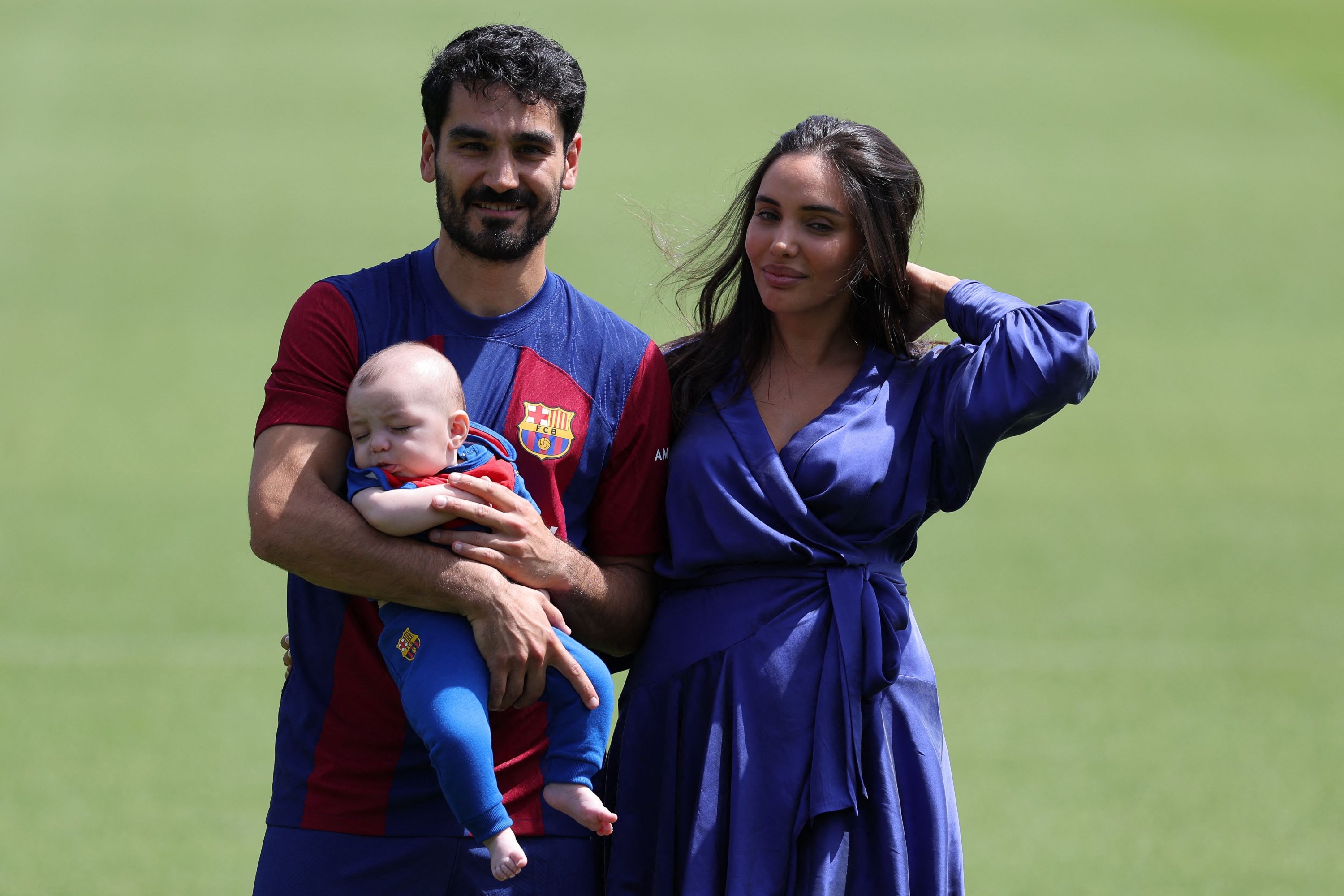 282904 FC Barcelona's newly-signed German midfielder Ilkay Gundogan (L) poses for pictures with his newborn son and his wife Sara Arfaoui during his official presentation at the Joan Gamper training ground in Sant Joan Despi, Barcelona, Spain, July 17, 2023. (AFP Photo)