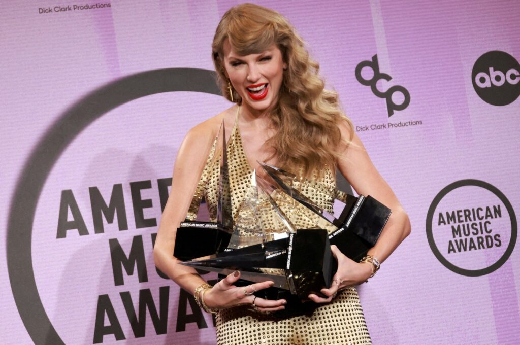 Taylor Swift poses with the artist of the year, favorite music video, favorite female pop artist, favorite pop album, favorite female country artist, and favorite country album award in the press room during the 2022 American Music Awards at the Microsoft Theater in Los Angeles, California, U.S., Nov. 20, 2022. (Reuters Photo)