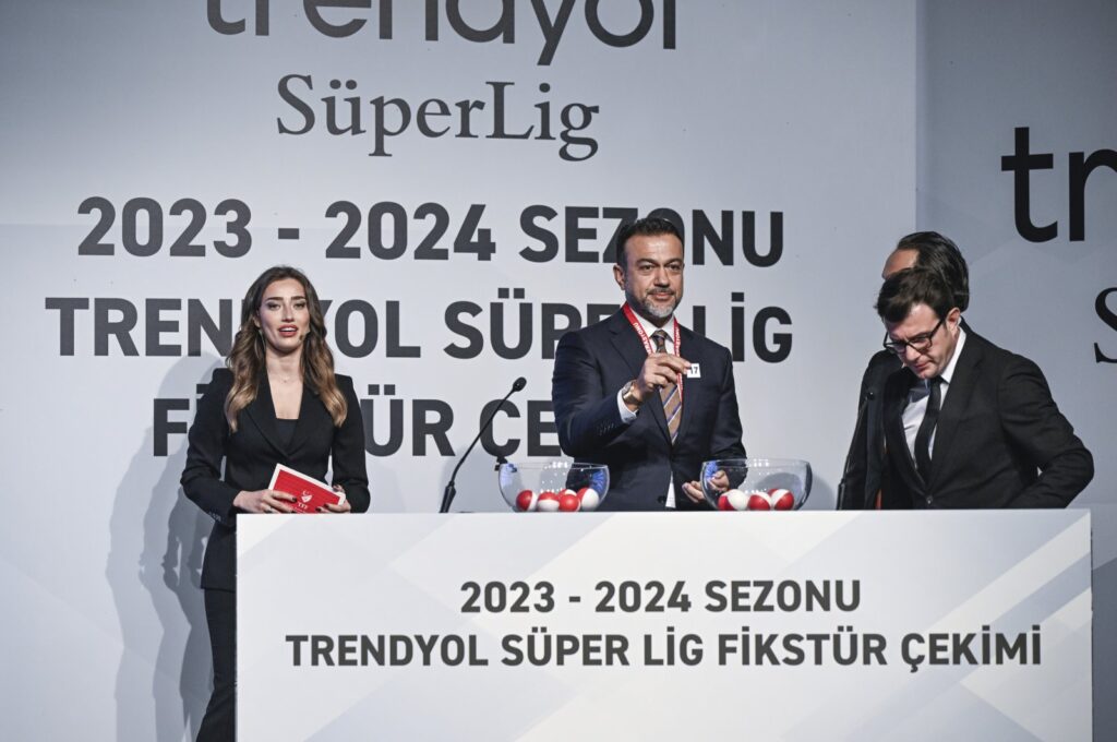 A Turkish Football Federation (TFF) official holds a number during the Turkish Süper Lig fixtures draw, Istanbul, Türkiye, July 18, 2023. (AA Photo)