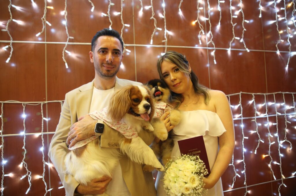 Mete Soyutürk (L) and Daria Soyutürk with their pet dogs pose at their wedding ceremony in Mersin, Türkiye, July 21, 2023. (IHA Photo)