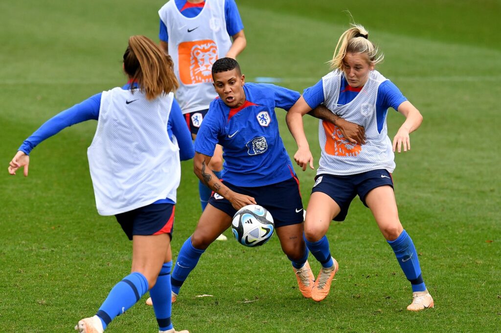 Shanice van de Sanden (L) and Wieke Kaptein of the Netherlands during a team training session ahead of the FIFA Women’s World Cup, at The King’s School, Sydney, Australia, July 17, 2023. (EPA Photo)