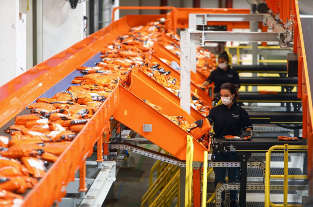 Workers are seen at an e-commerce company's transfer center in the Tuzla district of Istanbul, Türkiye, Aug. 15, 2021. (AA Photo)