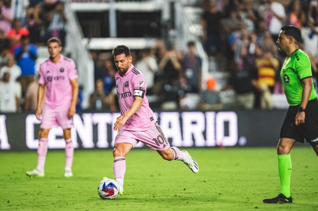 Inter Miami forward Lionel Messi (C) shoots the winning freekick during the match against Cruz Azul at DRV PNK Stadium, Miami, US., July 21, 2023. (Reuters Photo)