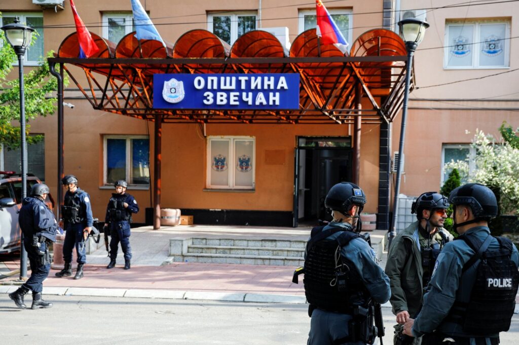 Members of Kosovo special police forces guard the municipal offices in Zvecan after ethnic Serb protestors tried to prevent a newly-elected ethnic Albanian mayor from entering the office in Zvecan, Kosovo, May 27, 2023. (Reuters File Photo)