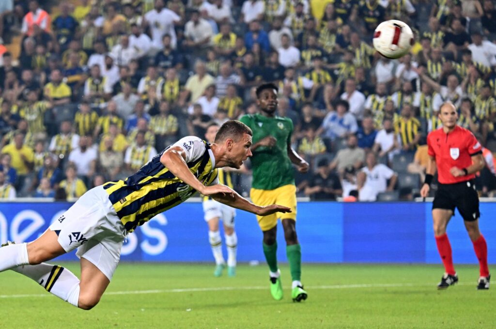 Fenerbahçe's Edin Dzeko (L) heads the ball during the UEFA Europa Conference League second round qualifiers match against Zimbru, Istanbul, Türkiye, July 27, 2023. (AA Photo)