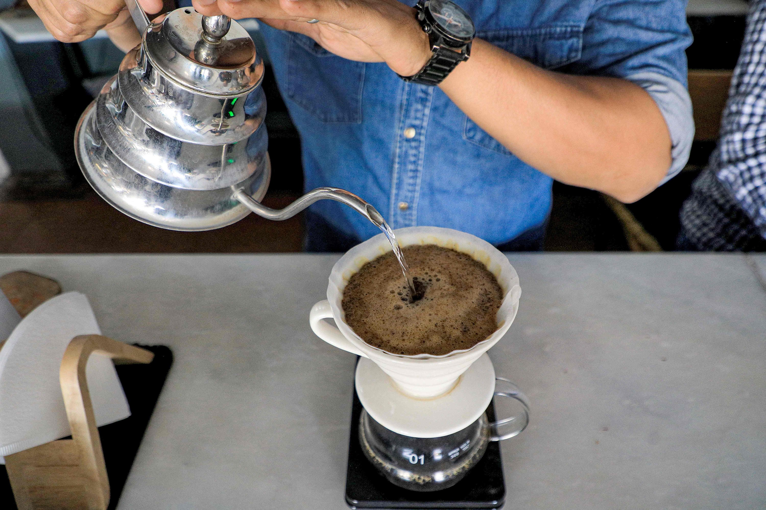 284604 A speciality coffee shop employee serves filtered coffee at the shop in Yemen's Huthi-held capital Sanaa, Yemen's Houthi-held capital, July 23, 2023. (AFP Photo)