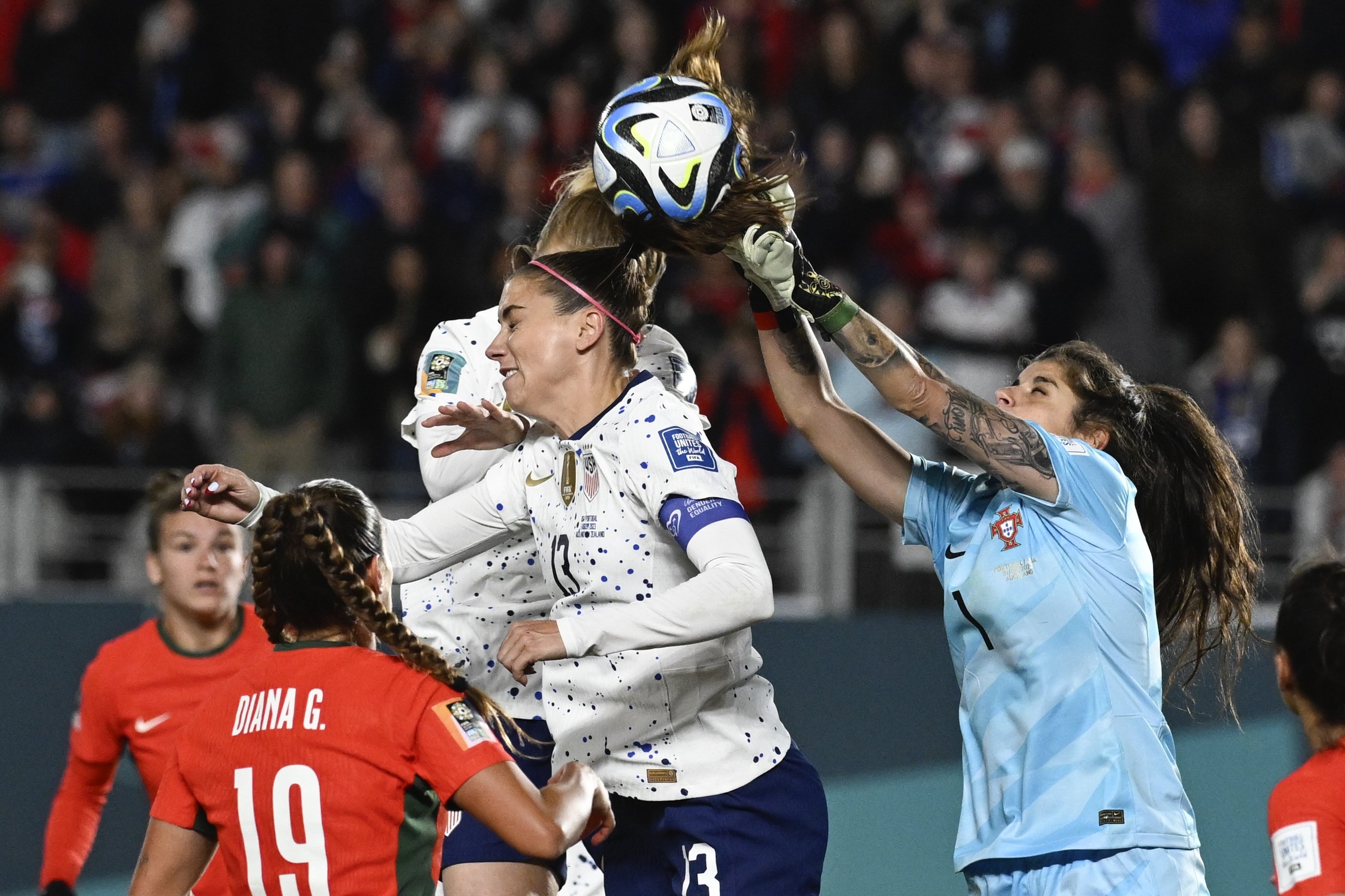 285515 Portugal's goalkeeper Ines Pereira (R) punches the ball clear of United States' Alex Morgan during the Women's World Cup Group E match at Eden Park, Auckland, New Zealand, Aug. 1, 2023. (AP Photo)