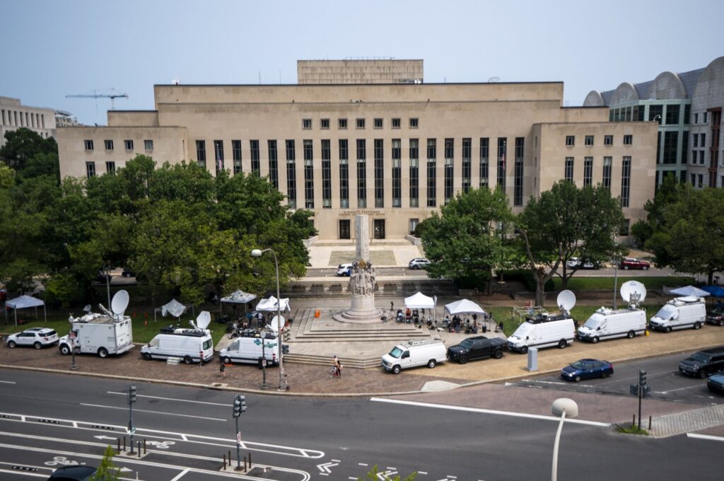 Media vans gather outside the E. Barrett Prettyman United States Courthouse in Washington, D.C., Aug. 1, 2023. (EPA Photo)