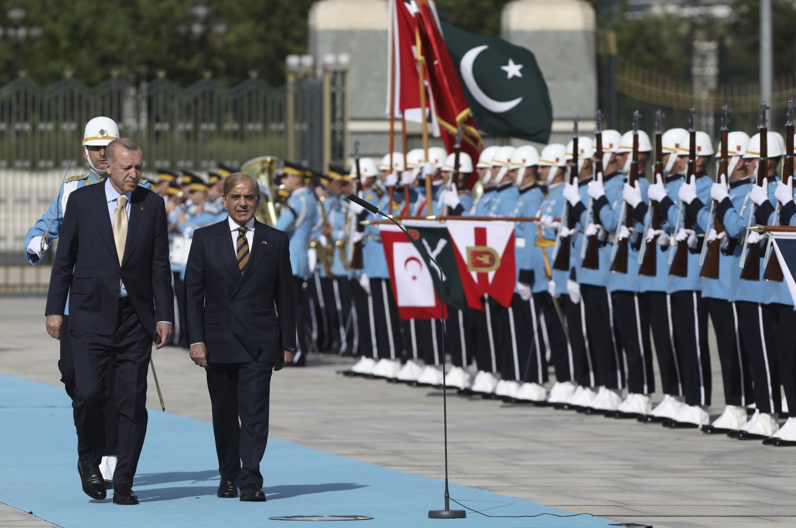 President Recep Tayyip Erdoğan (L) and Pakistani Prime Minister Shahbaz Sharif review a military honor guard during an official ceremony, in capital Ankara, Türkiye, June 1, 2022. (AP Photo)