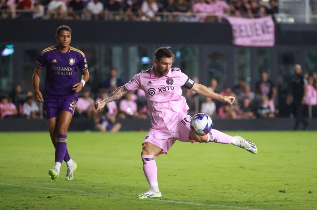 Inter Miami's Lionel Messi (R) scores a goal in the first half during the Leagues Cup 2023 Round of 32 match against Orlando City SC at DRV PNK Stadium, Miami, U.S., Aug. 2, 2023. (AFP Photo)
