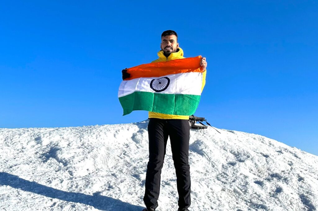 India's Nitish Kumar Singh holds the Indian flag at the summit of Mount Ağrı, Ağrı, Türkiye, July 26, 2023. (Courtesy of Sisa Bodani)