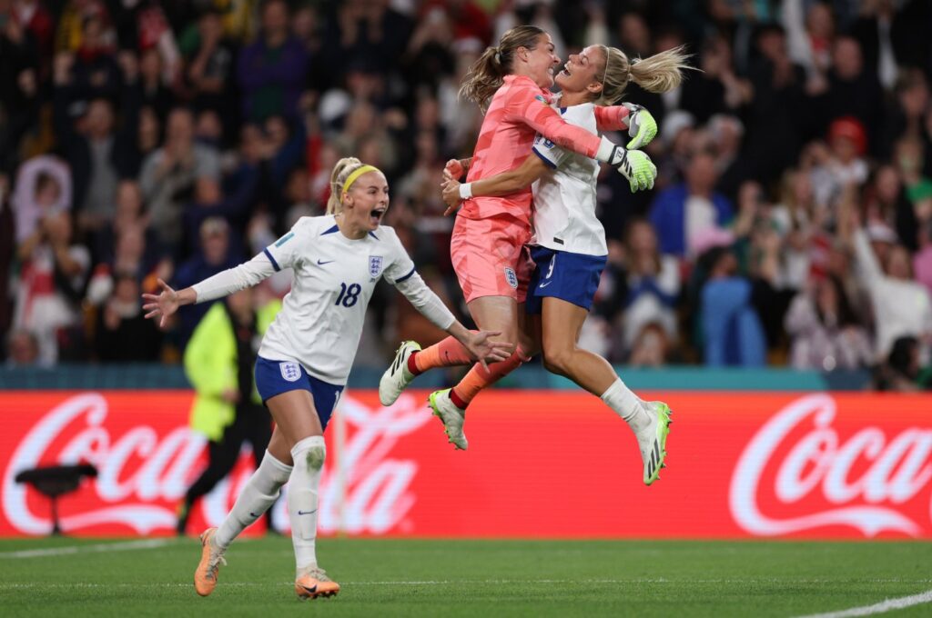 England's Chloe Kelly (L) celebrates with teammates Rachel Daly and Mary Earps after scoring her team's fifth and winning penalty in the penalty shootout during the Women's World Cup round of 16 match against Nigeria at Brisbane Stadium, Brisbane, Australia, Aug. 7, 2023. (Getty Images Photo)