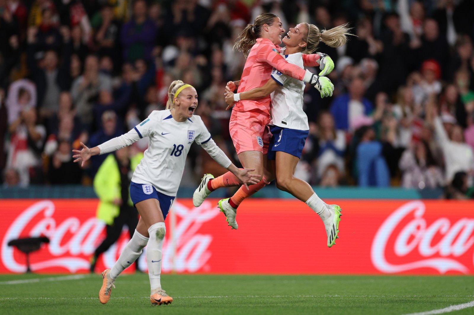 England's Chloe Kelly (L) celebrates with teammates Rachel Daly and Mary Earps after scoring her team's fifth and winning penalty in the penalty shootout during the Women's World Cup round of 16 match against Nigeria at Brisbane Stadium, Brisbane, Australia, Aug. 7, 2023. (Getty Images Photo)