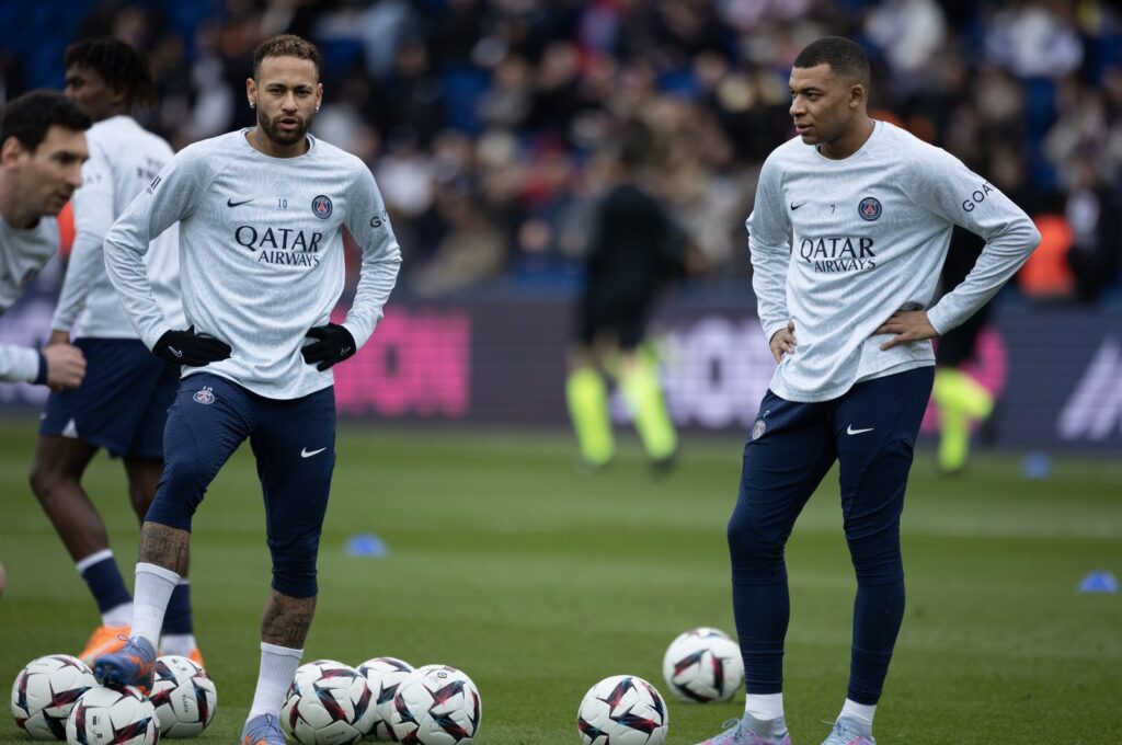 PSG's Neymar (L) and Kylian Mbappe watch Lionel Messi practice free kicks from the edge of the penalty area during the team's pre-match warm-up before the Lille match, at Parc des Princes, Paris, France, Feb. 19, 2023. (Getty Images Photo)