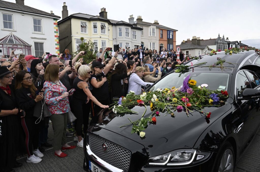 Fans gather for a 'last goodbye' to the Irish singer Sinead O'Connor as her hearse passes by her former home in Bray, Co Wicklow, Ireland, Aug. 8, 2023. (EPA Photo)