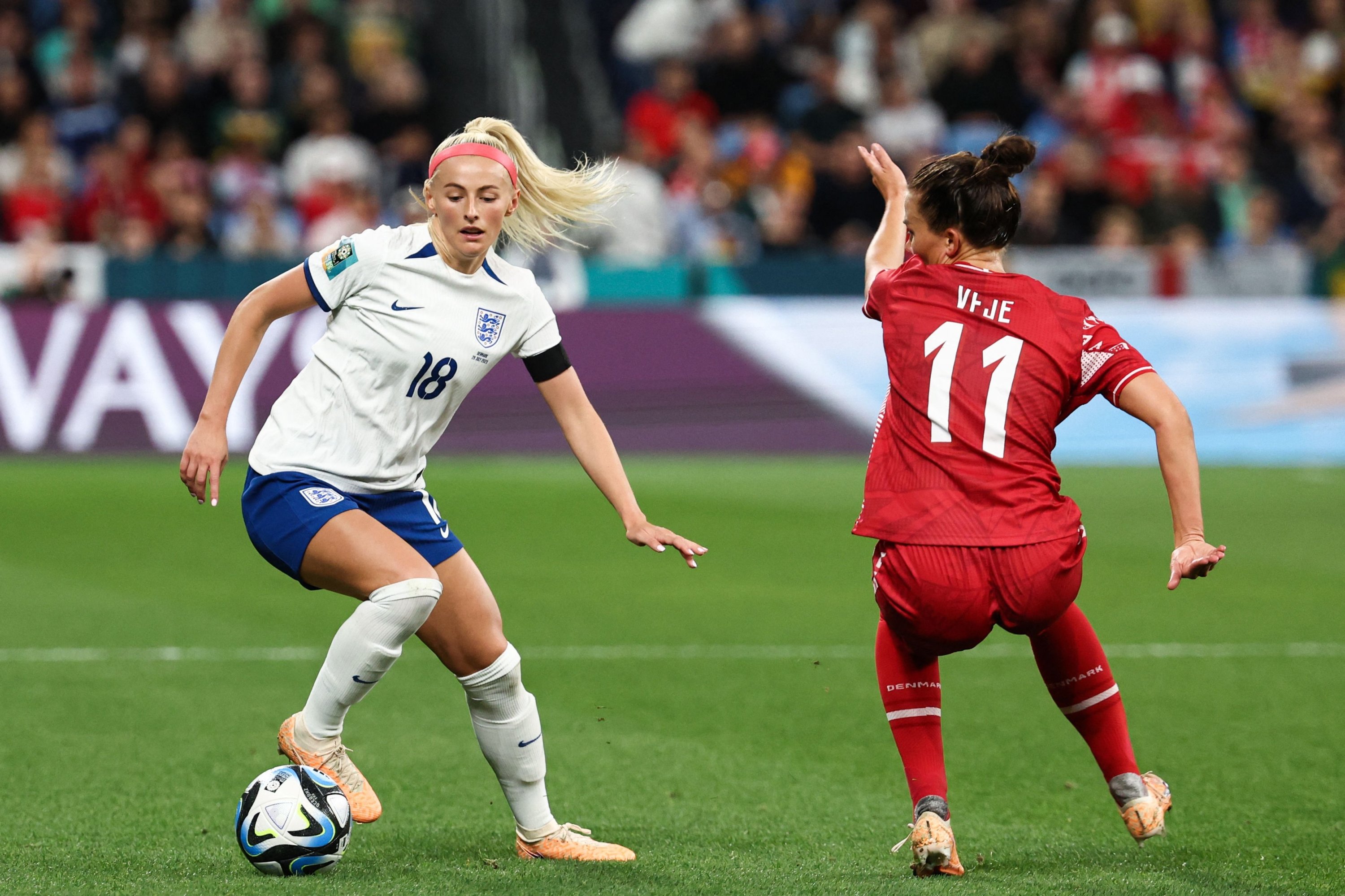 286667 England's Chloe Kelly (L) and Denmark's Katrine Veje fight for the ball during the Women's World Cup Group D football match at Sydney Football Stadium, Sydney, Australia, July 28, 2023. (AFP Photo)
