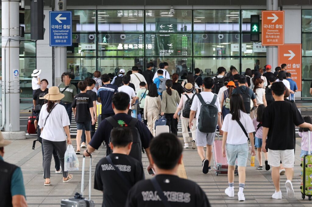 Tourists enter Jeju International Airport as they prepare to leave the island before Typhoon Khanun's arrival on the country's southern Jeju Island, South Korea, Aug. 9, 2023. (EPA Photo)