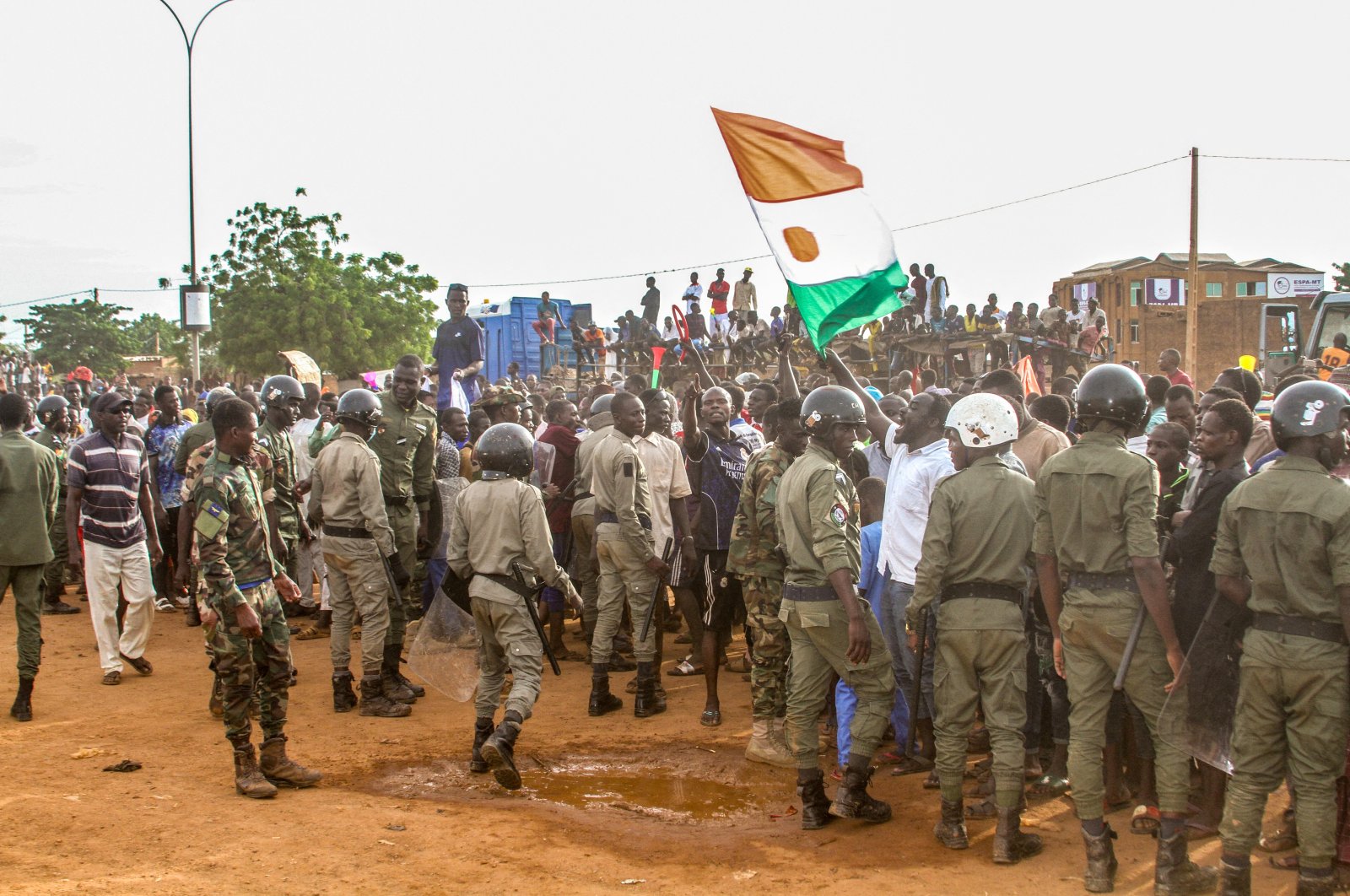 Niger's junta supporters take part in a demonstration in front of a French army base in Niamey, Niger, Aug. 11, 2023. (Reuter)